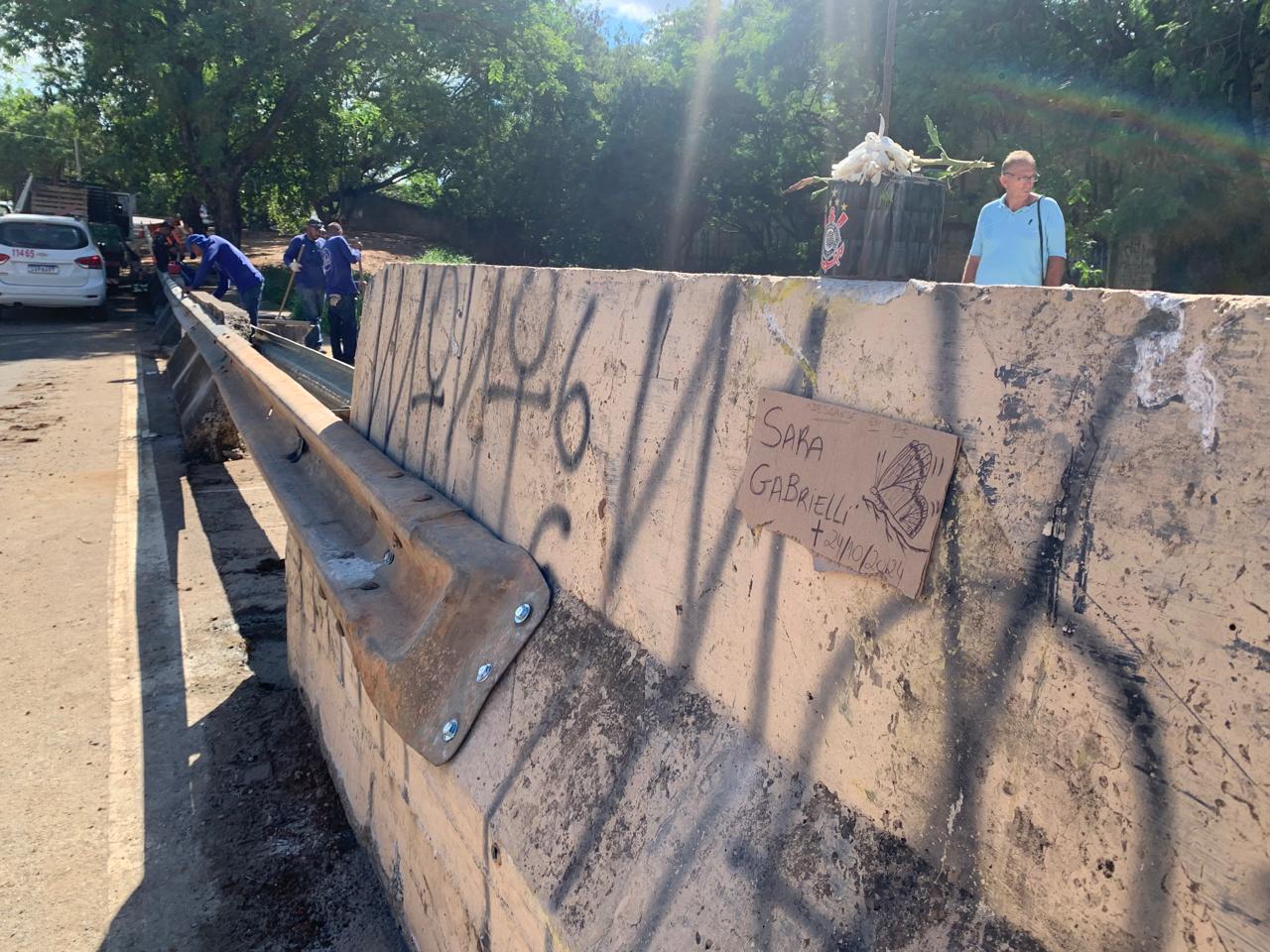 Defensas metálicas são instaladas em local onde jovem foi arrastada por enxurrada