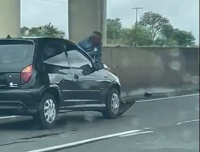 Homem é levado em capô de carro por mais de 14 km em Campinas 