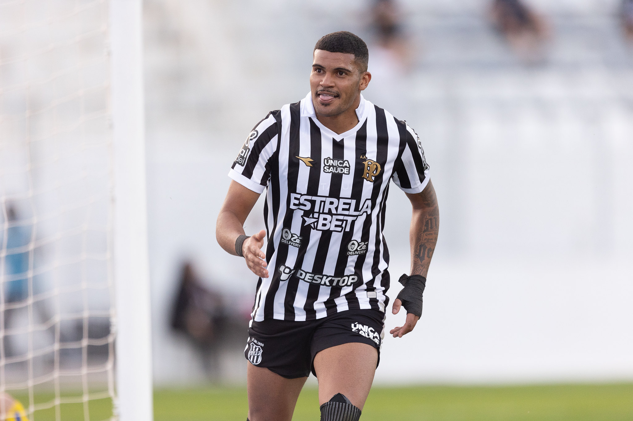 Lesão muscular tira atacante Jeh do duelo contra o Paysandu