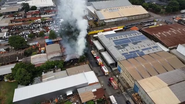 Madeireira pega fogo em Santa Bárbara d’Oeste
