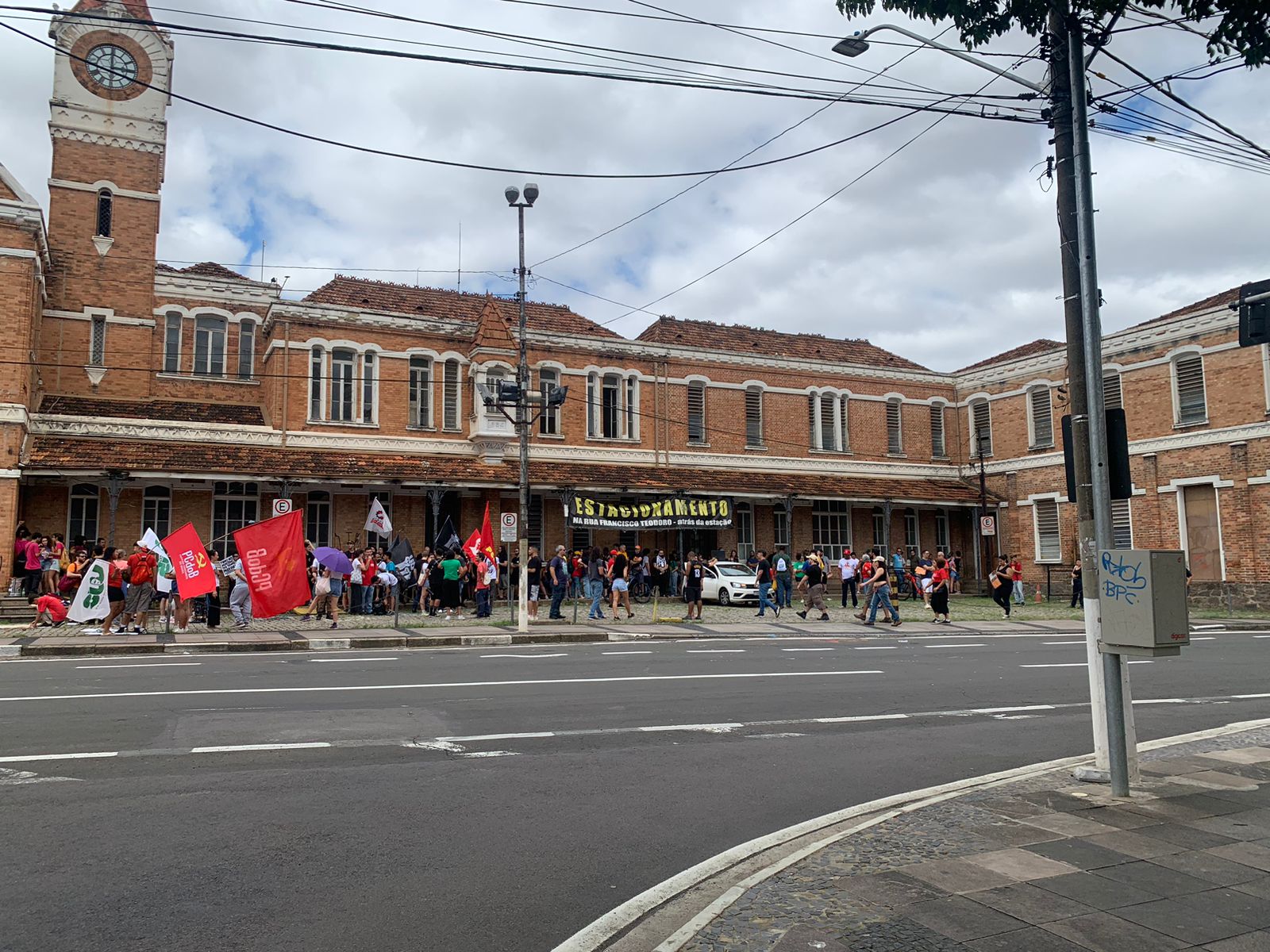 Protesto contra escala 6×1 reúne 500 pessoas em Campinas, diz PM