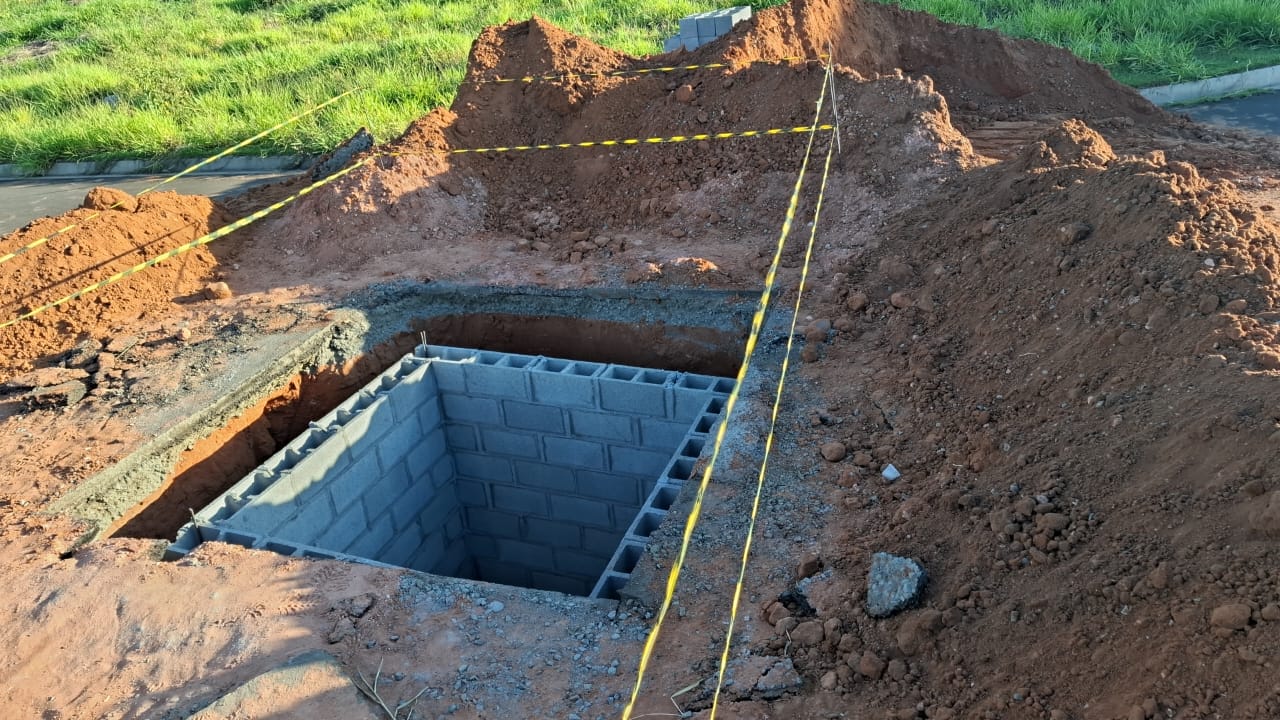 Motociclista fica ferido ao cair em buraco de obra em Campinas