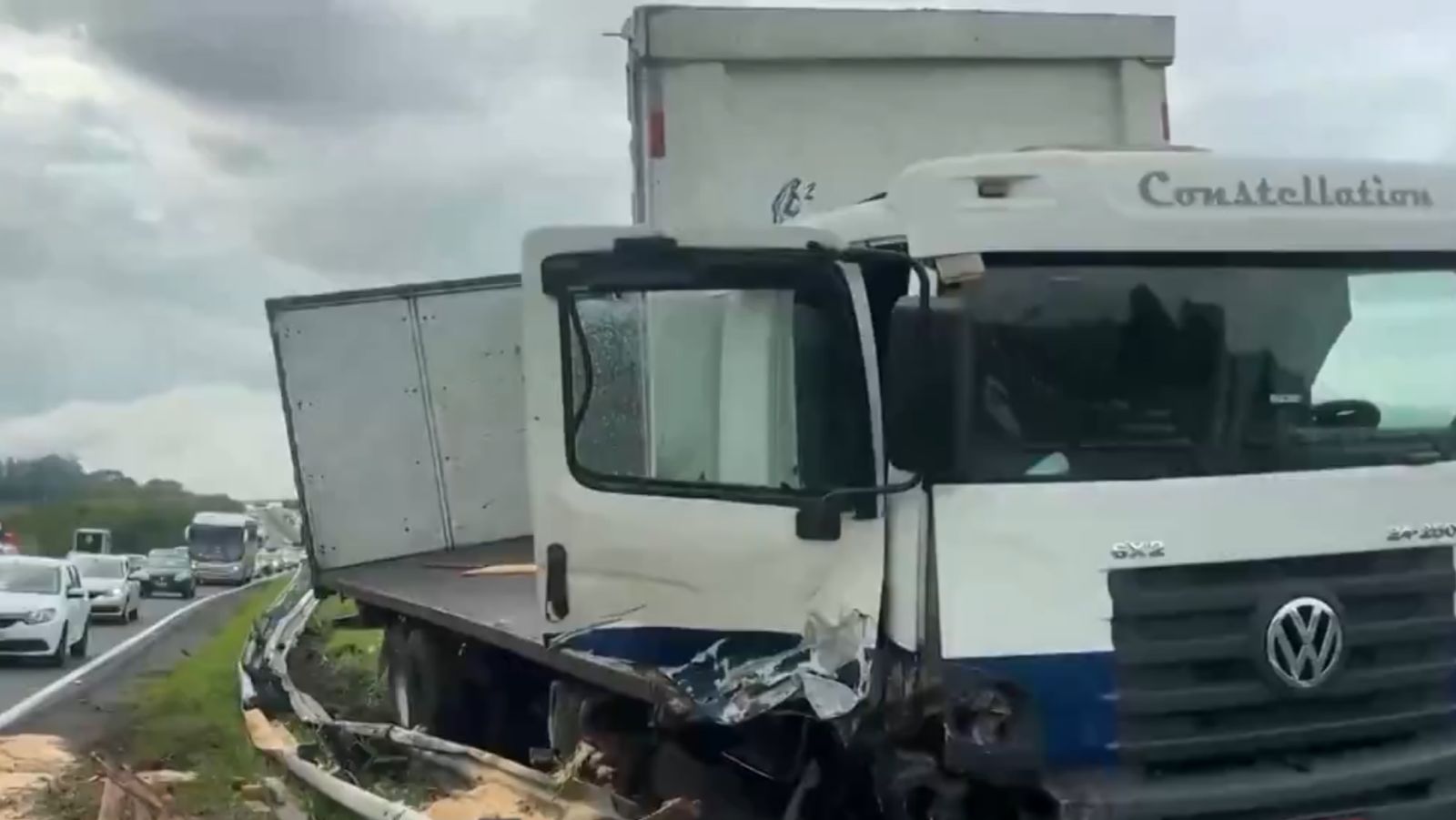 Motorista embriagado perde controle de carreta e tomba na interligação Adalberto Panzan-Anhanguera