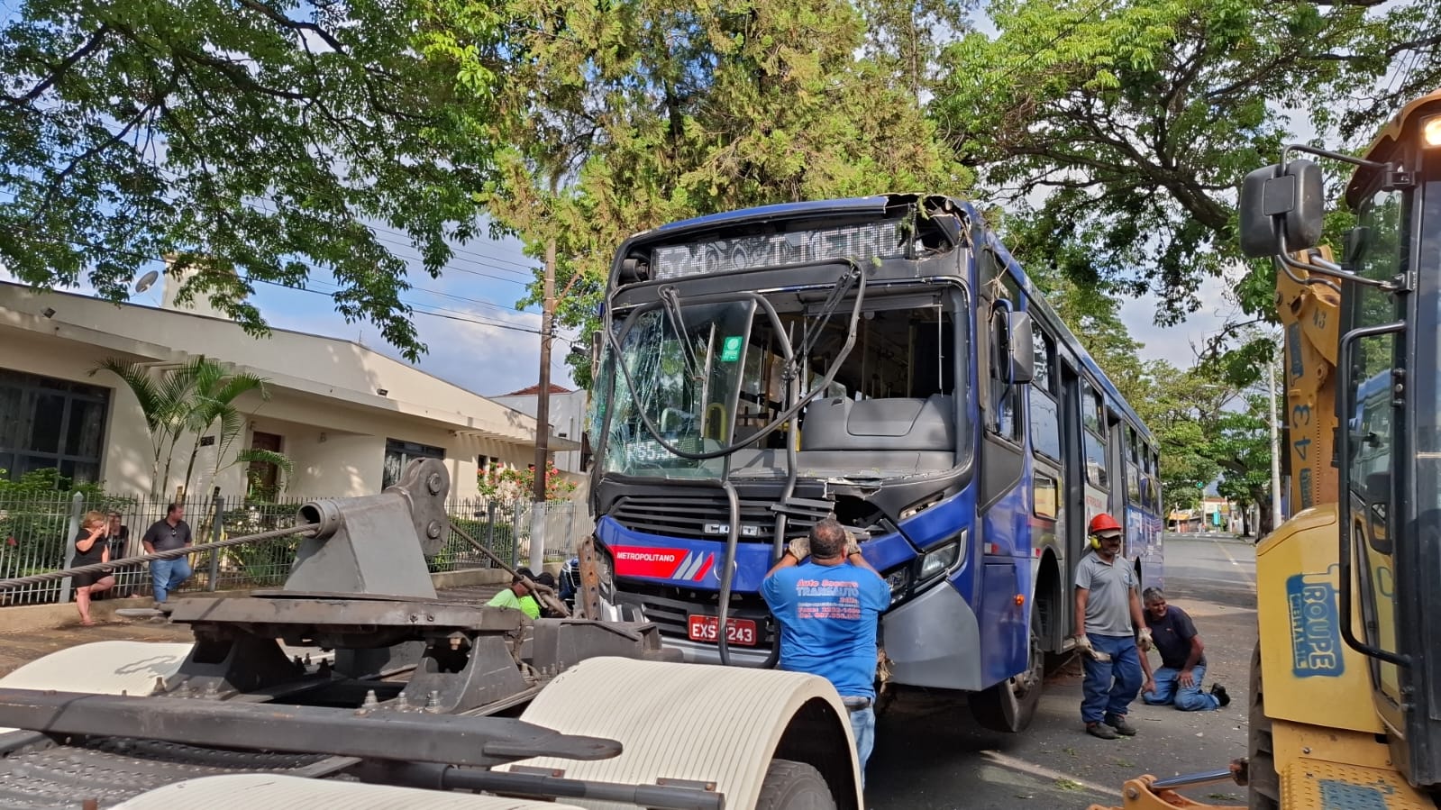 Ônibus invade canteiro central na Av. Dom Nery, em Valinhos