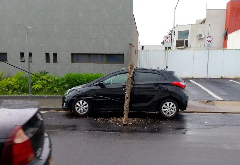 Poste cai sobre carro em Limeira após caminhão enroscar em fiação