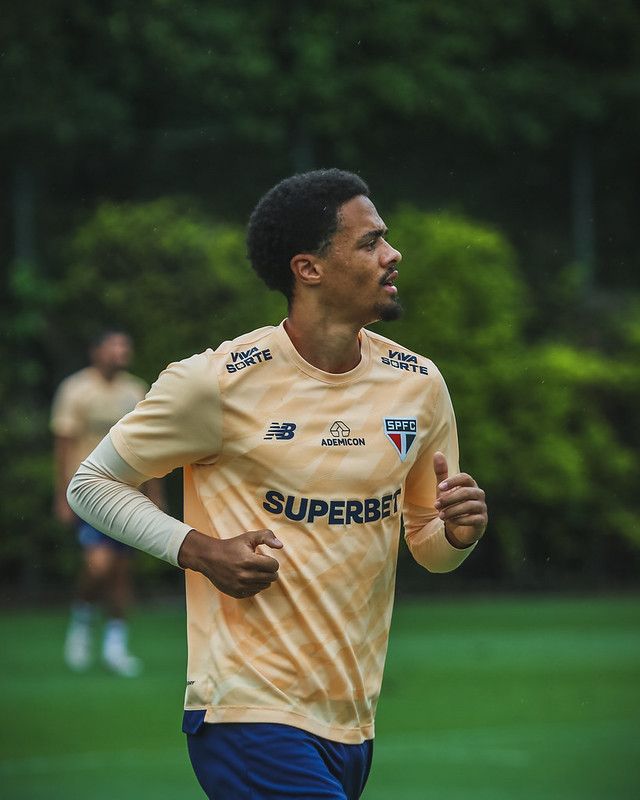 Técnico Luís Zubeldía queima a cabeça com a lateral esquerda no São Paulo