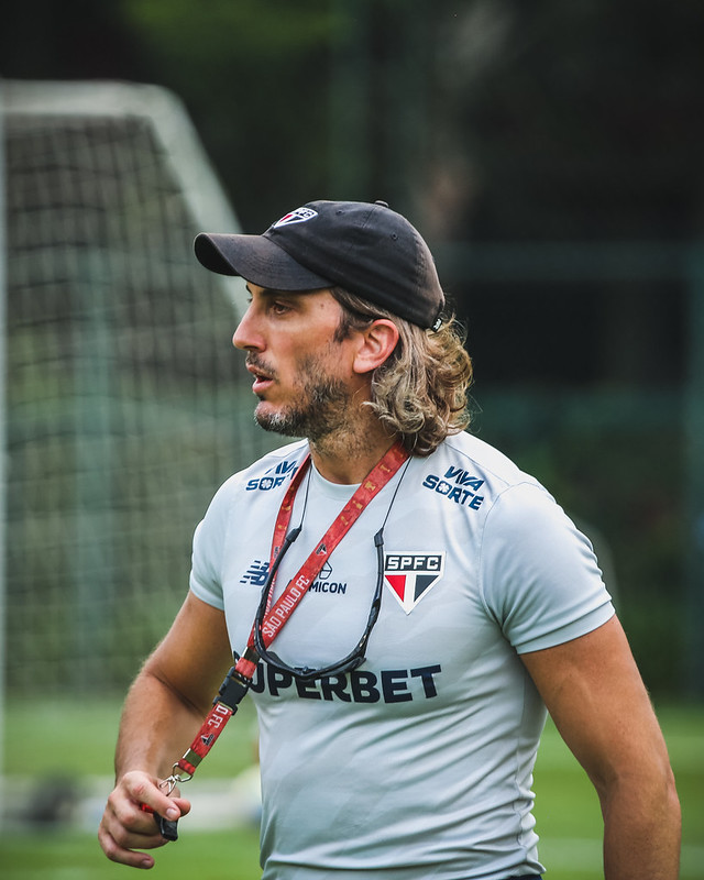 Técnico Luis Zubeldía espera por dois titulares para confirmar a equipe do São Paulo