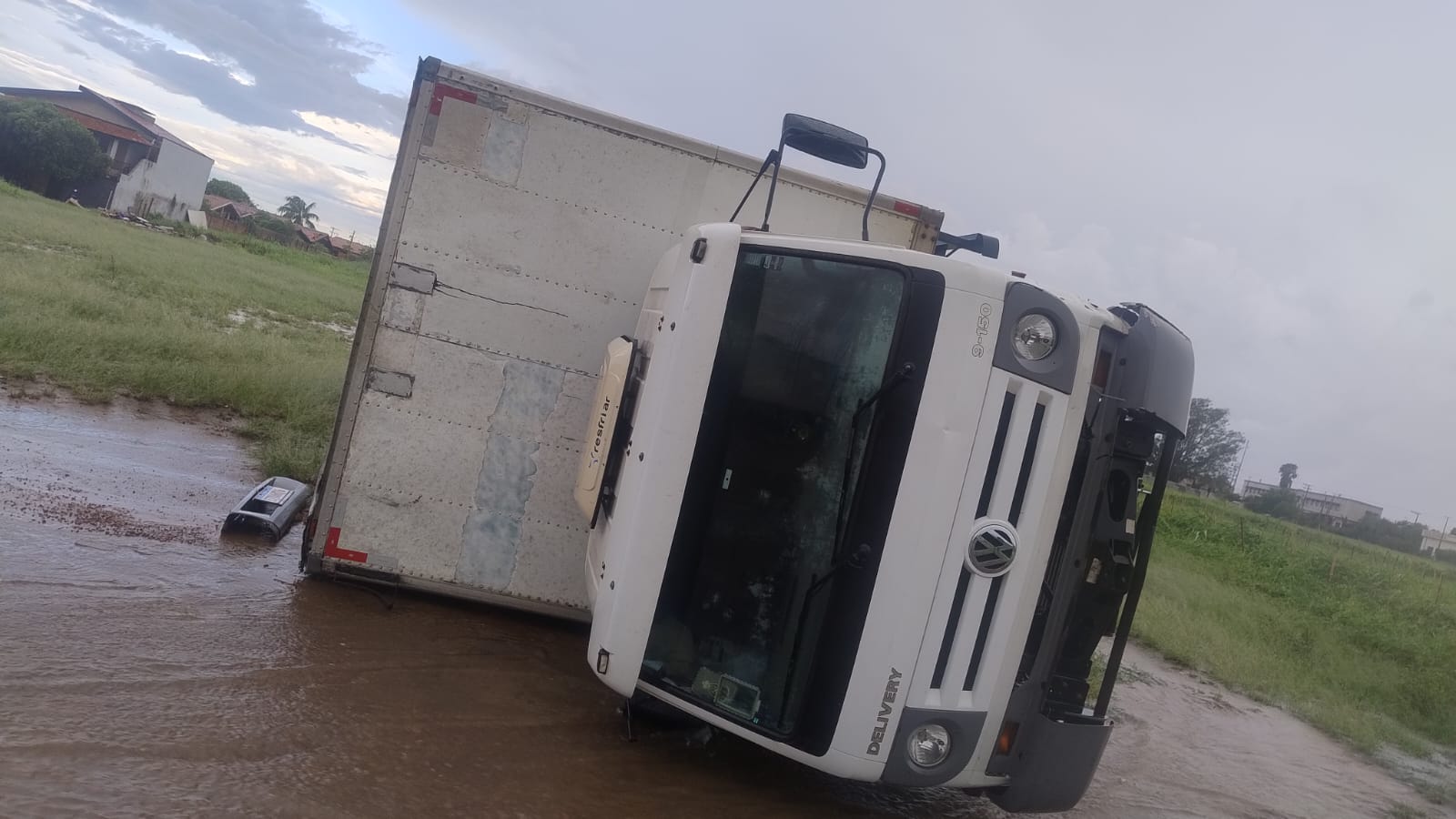 Tempestade tomba caminhão em Holambra e causa pontos de alagamento