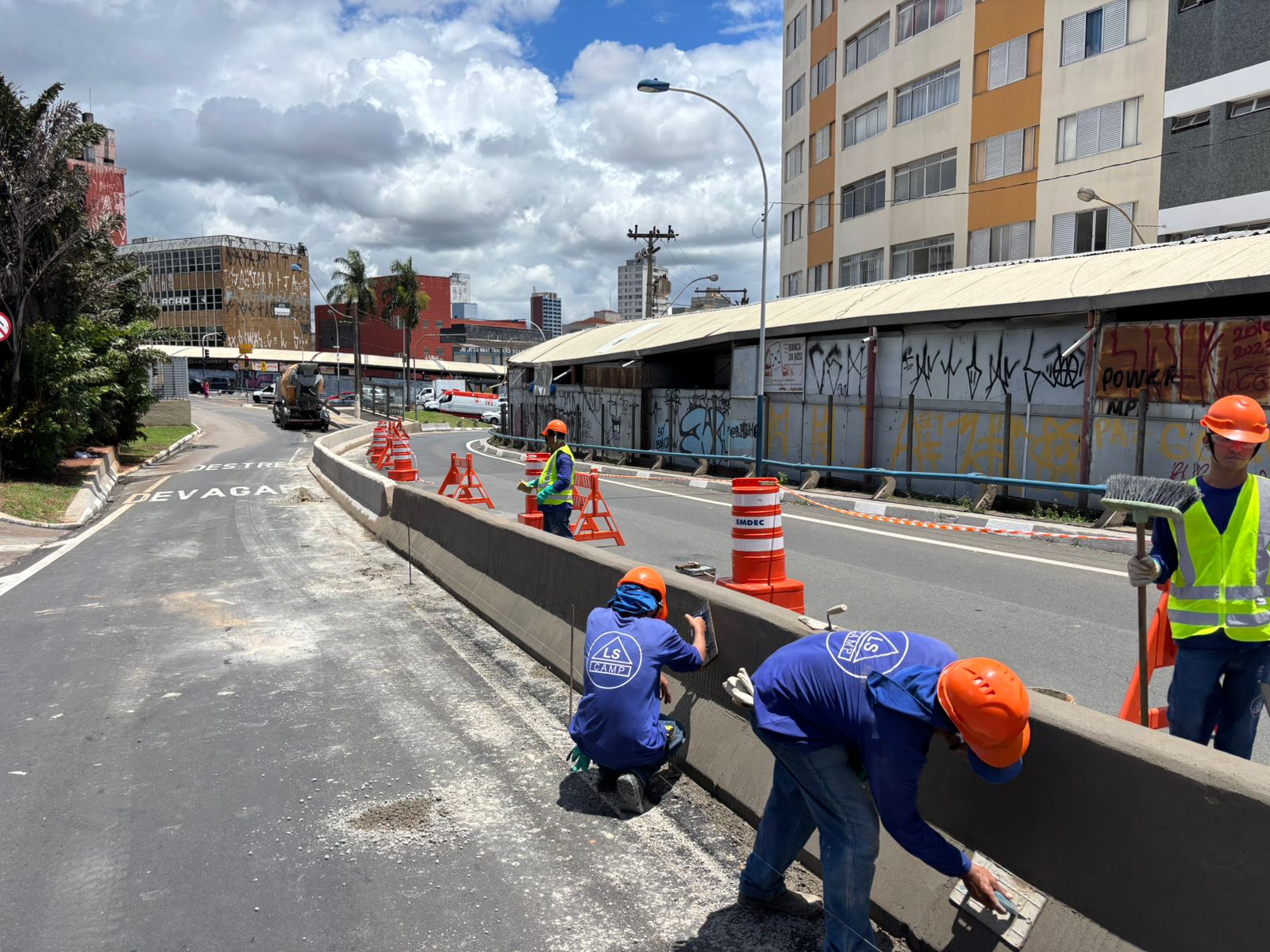 Barreira de proteção é instalada no Viaduto Miguel Vicente Cury em Campinas 