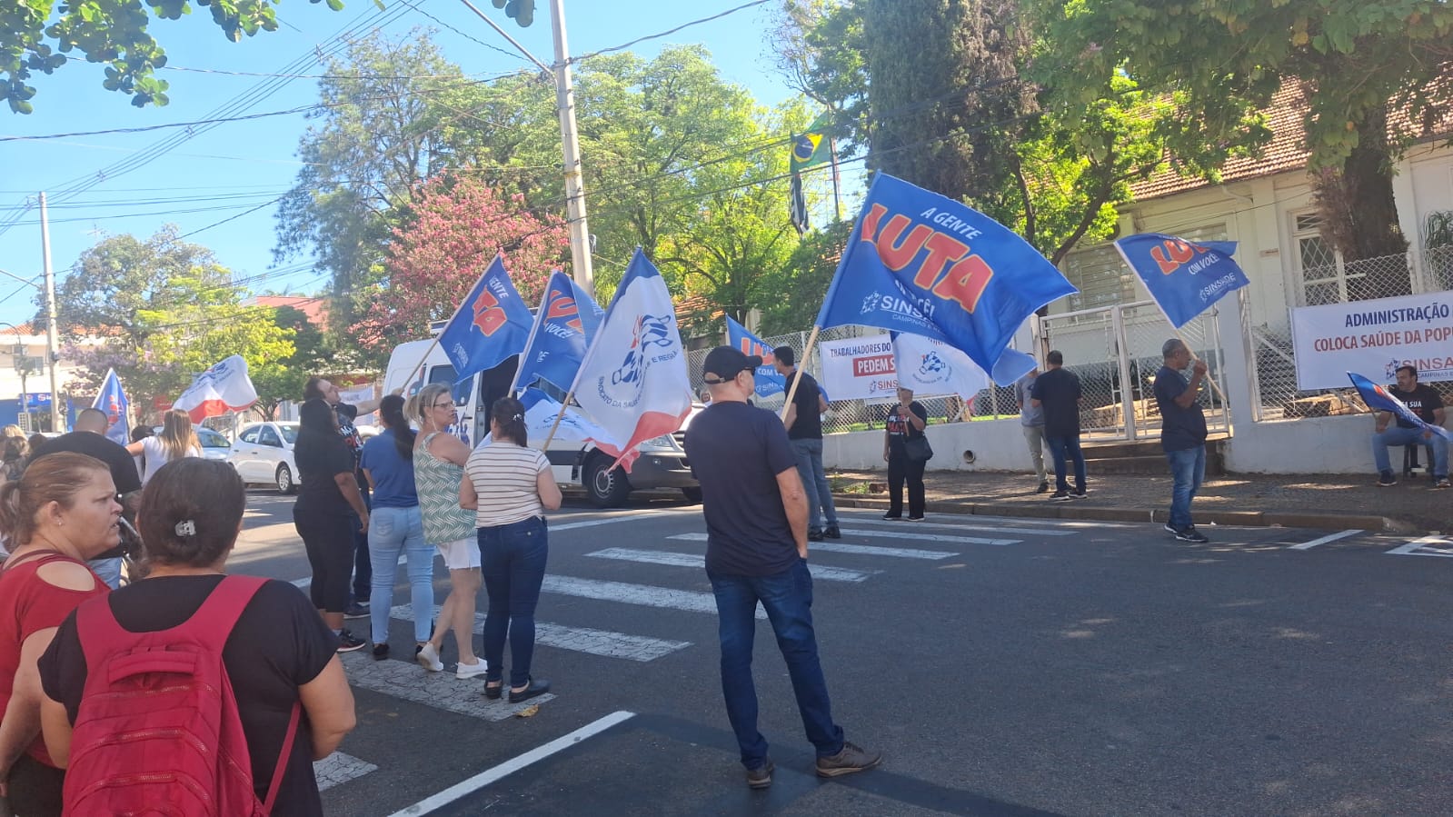 Funcionários da saúde de Jaguariúna fazem protesto contra possíveis 700 demissões