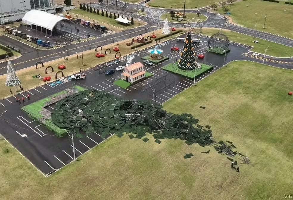 Árvore de Natal de 45 metros em Paulínia desaba após vento e chuva