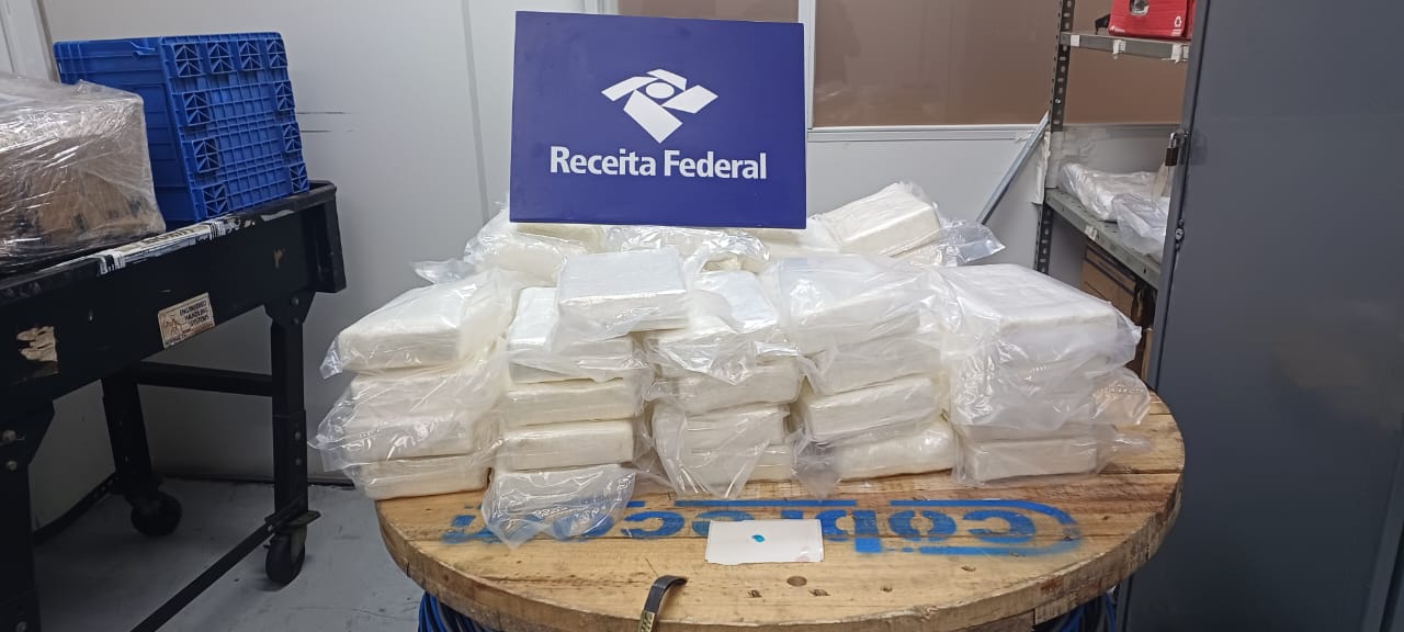 Cão farejador localiza 42kg de cocaína escondidos em carga no Aeroporto de Viracopos