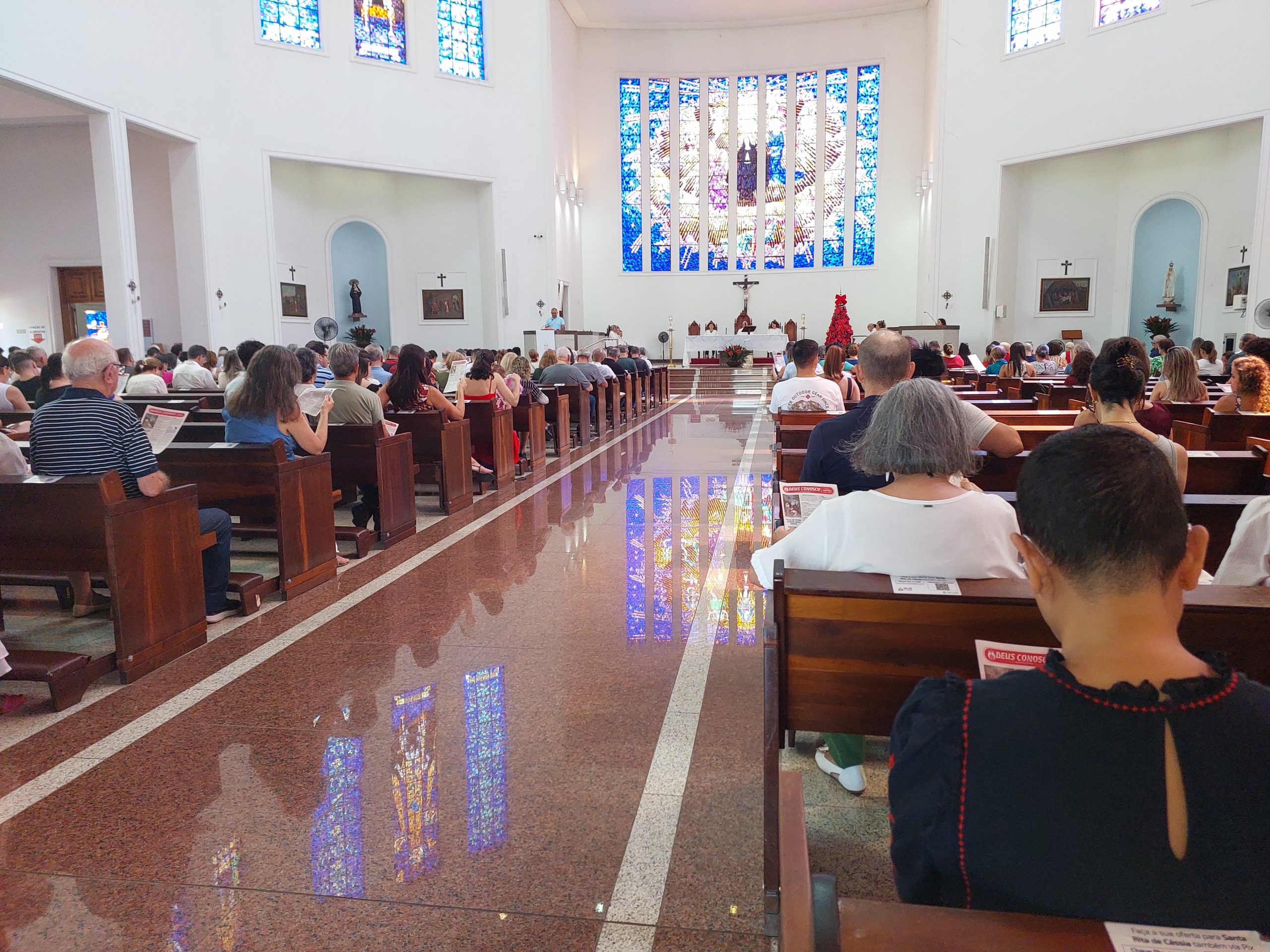 Centenas celebram o Natal em missa no Santuário Santa Rita de Cássia, em Campinas