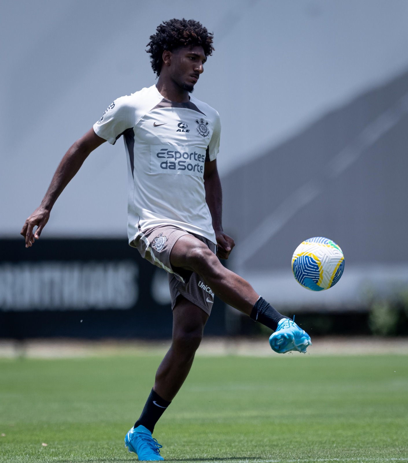 Corinthians adia renovação de contrato de Talles Magno
