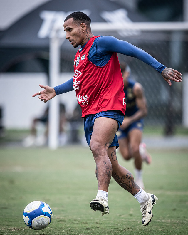 Diretoria do Santos renova contrato com meio-campista Otero