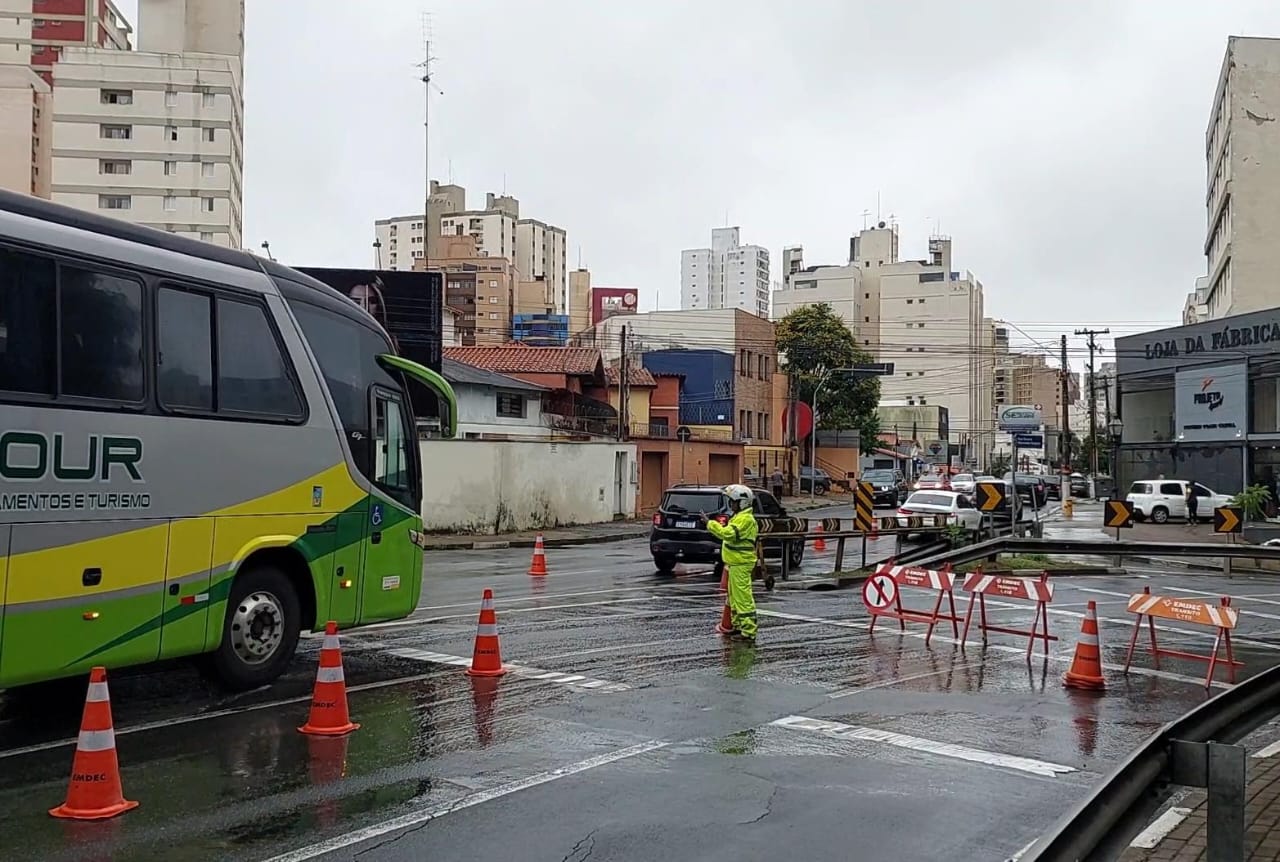 Emdec ativa faixa reversiva e realiza bloqueios para prevenir acidentes devido às chuvas