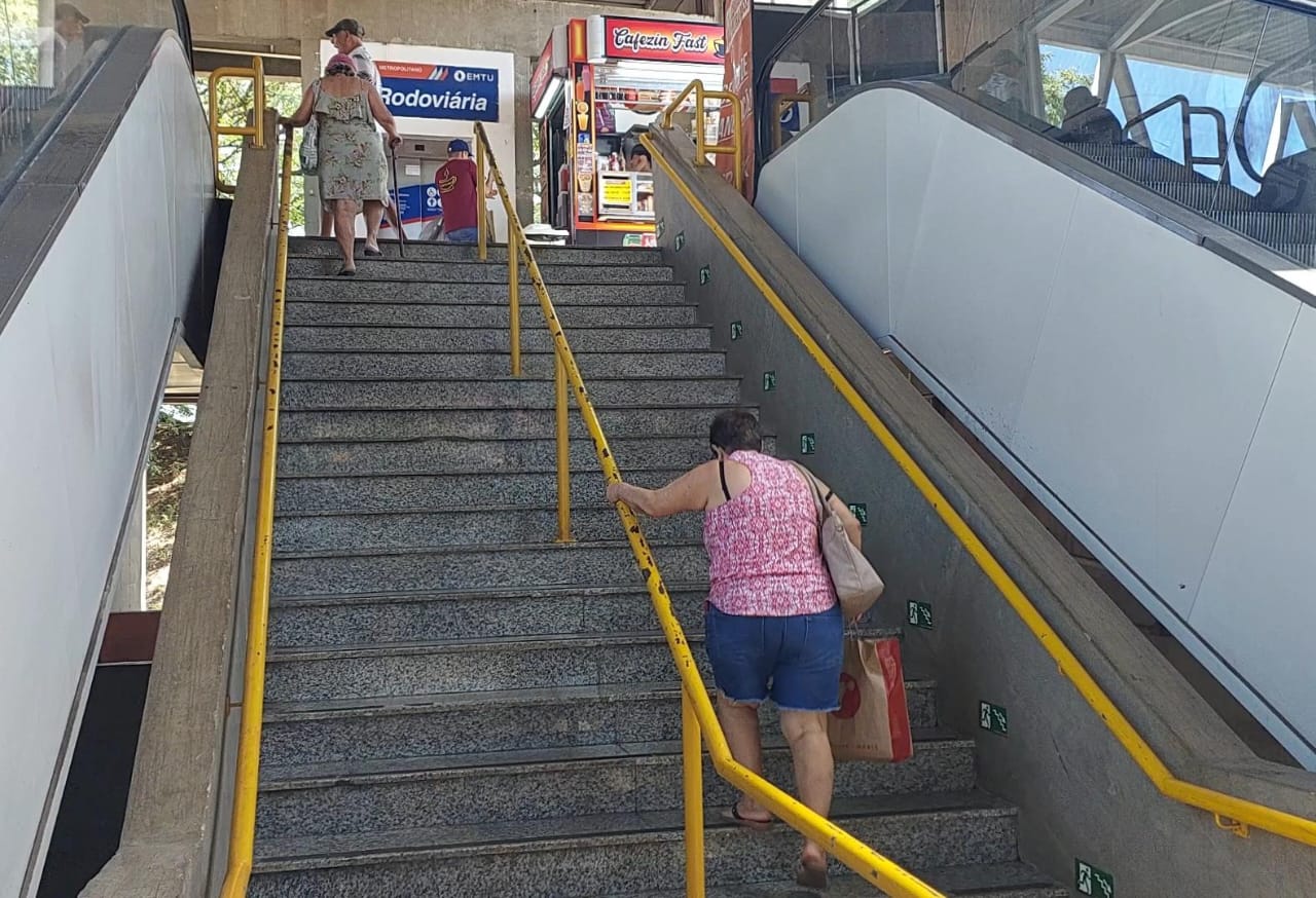 Escada rolante fora de operação no Terminal Metropolitano de Campinas gera desconforto para passageiros