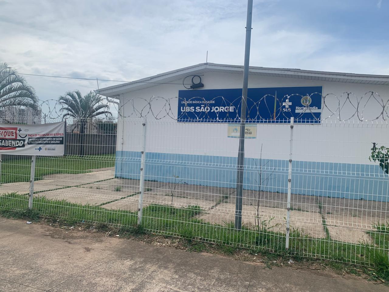 Homem morre em frente a UBS e testemunhas relatam negligência em atendimento