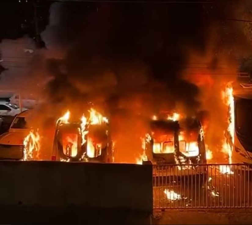 Incêndio em ambulâncias completa um mês e ninguém foi preso
