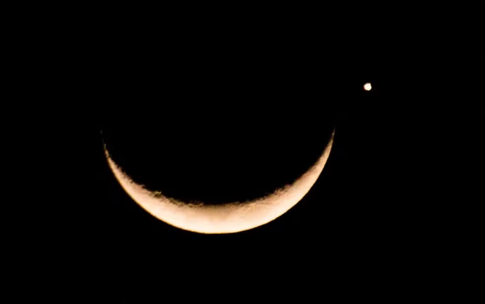 Lua e Vênus protagonizam espetáculo no céu nesta quarta-feira; fenômeno pode ser visto na região