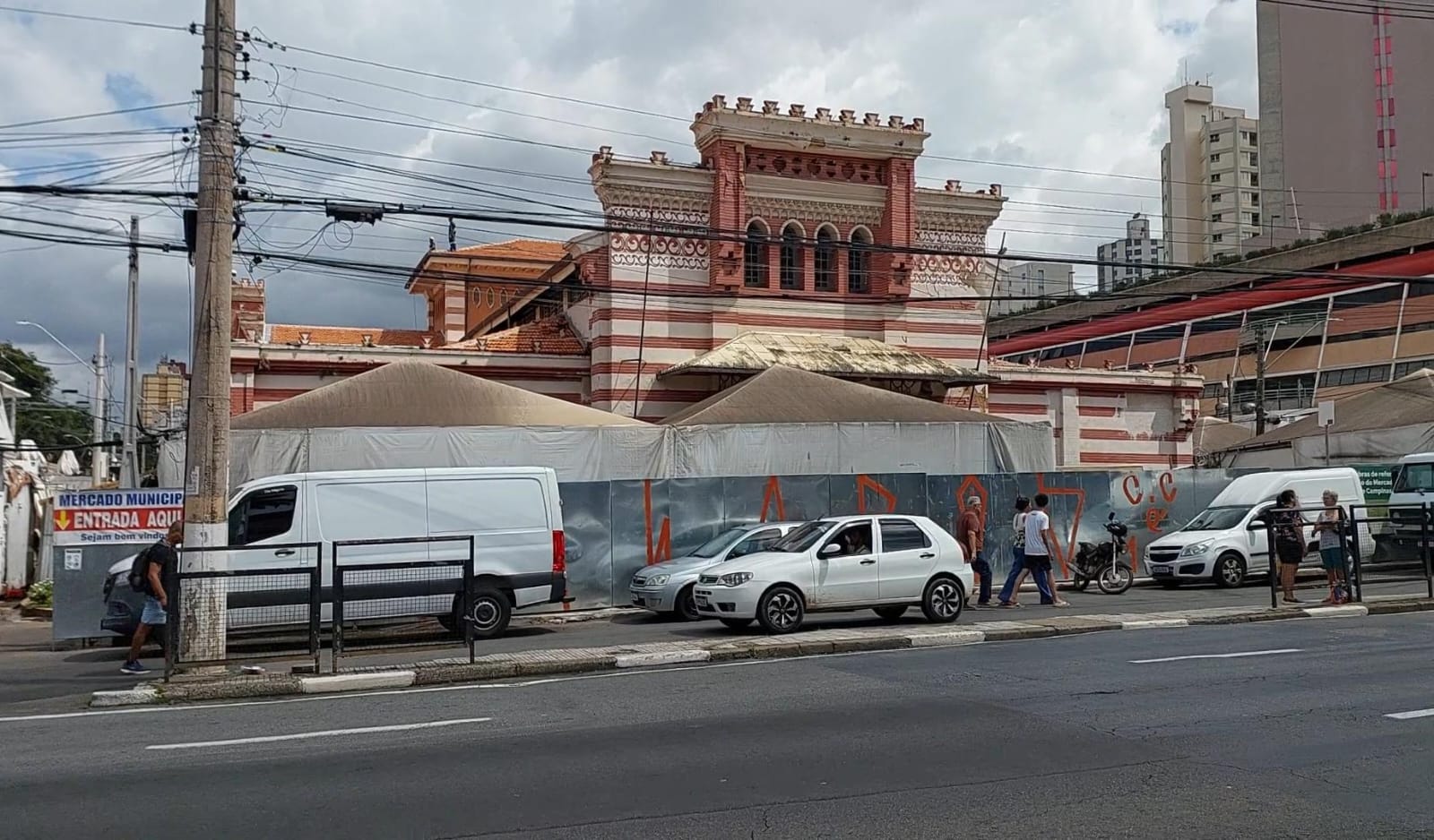 Obras no Mercado Municipal de Campinas se arrastam e comerciantes enfrentam dificuldades 