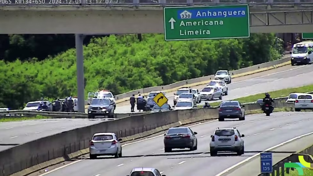 Policial civil armado e sob efeito de remédios causa acidente na Rodovia Dom Pedro