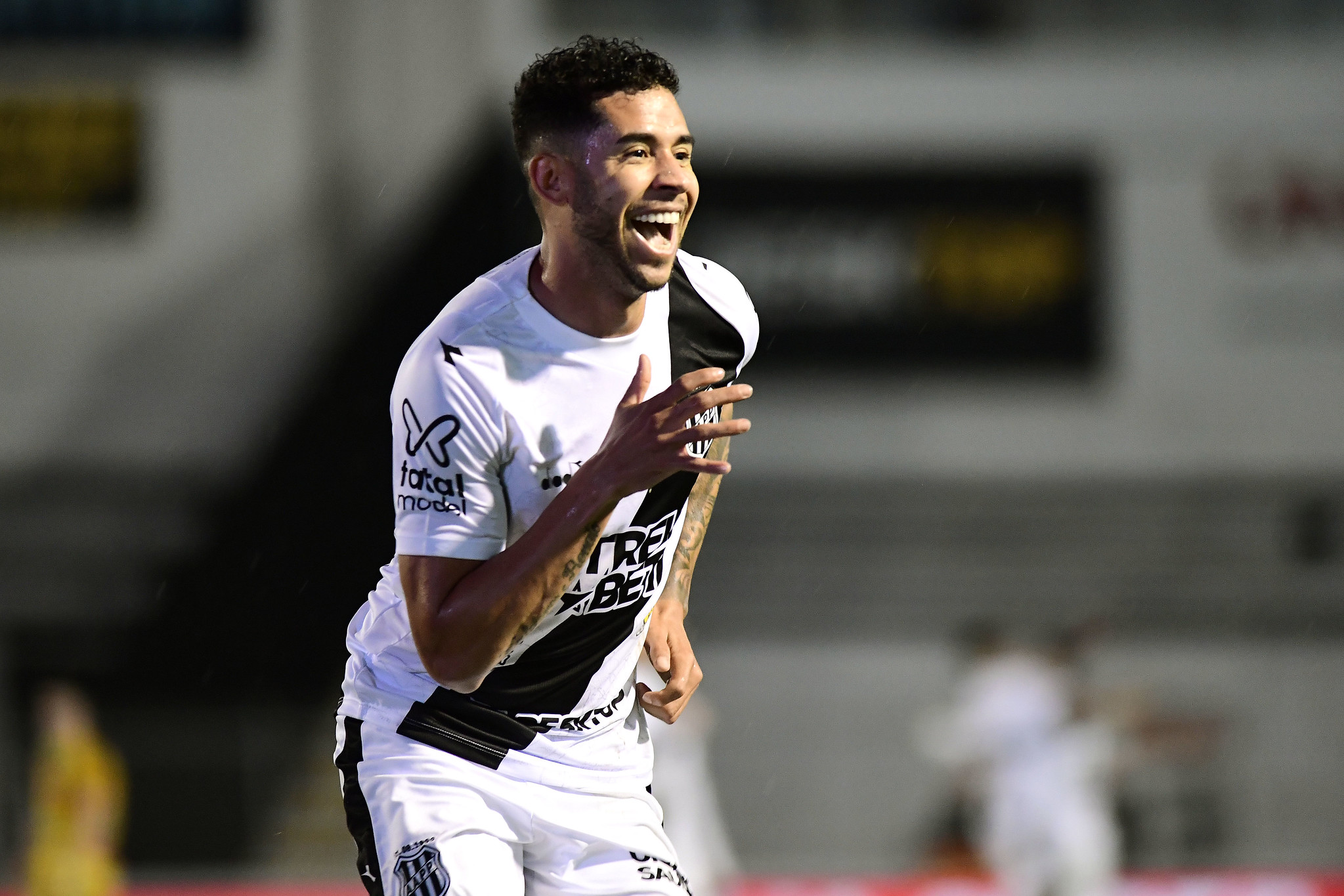 Ponte Preta encaminha renovação com atacante Renato