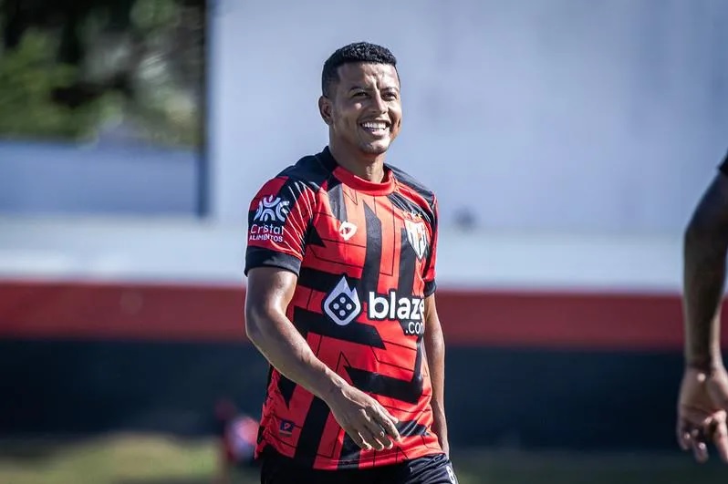 Ponte Preta fecha com lateral-direito Maguinho, ex-Atlético-GO