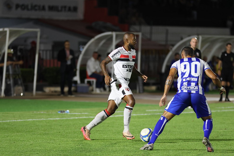 Ponte Preta faz consulta e espera por resposta de Victor Andrade