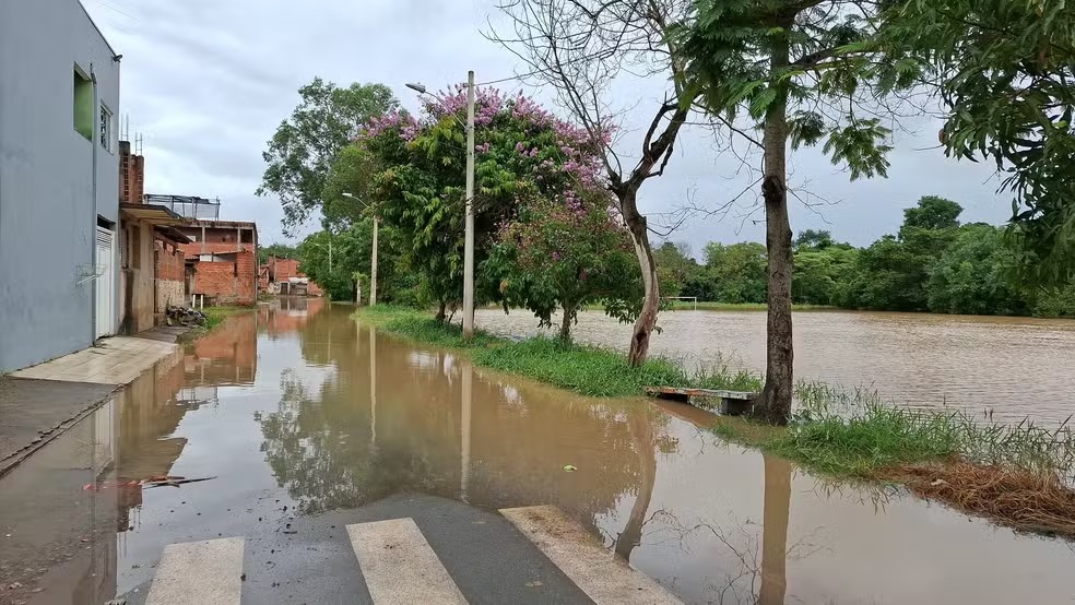 Rio Capivari transborda e alaga bairros em Monte Mor após fortes chuvas