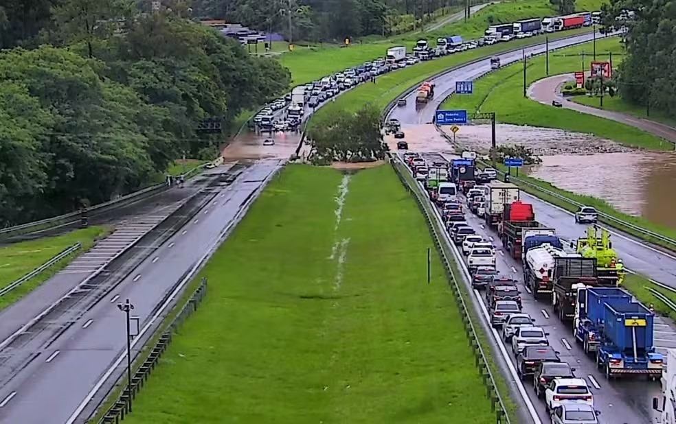 Rodovia Dom Pedro fica bloqueada por mais de 3 horas após inundação