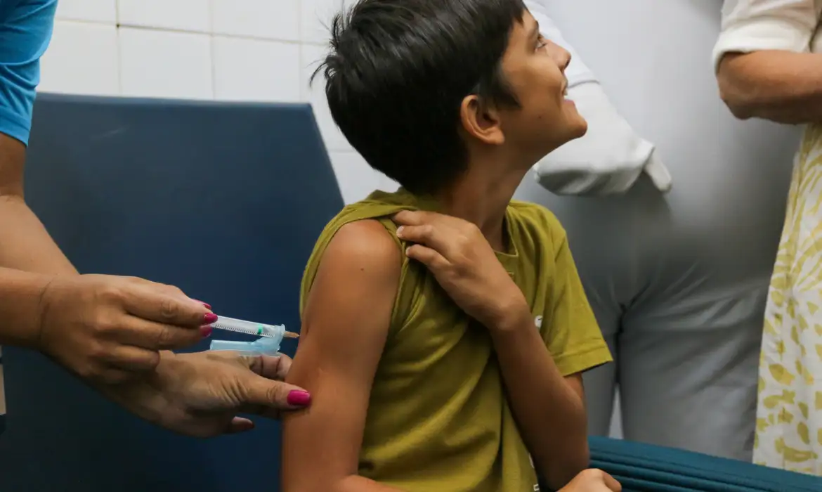 Saúde convoca 9,1 mil crianças e adolescentes que ainda não tomaram vacina contra a dengue