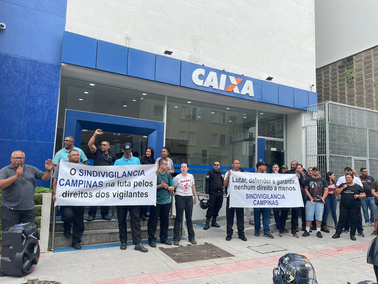 Vigilantes da Caixa Econômica protestam por atraso de salários e benefícios