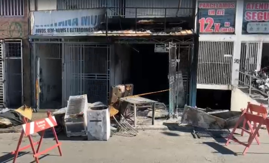 Incêndio atinge loja de móveis e sobrado no DIC em Campinas 