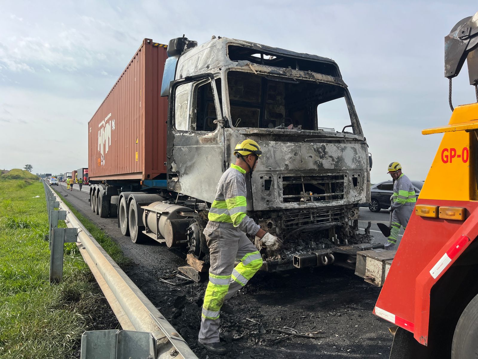 Carreta pega fogo na Rod. dos Bandeirantes após estouro de pneu 