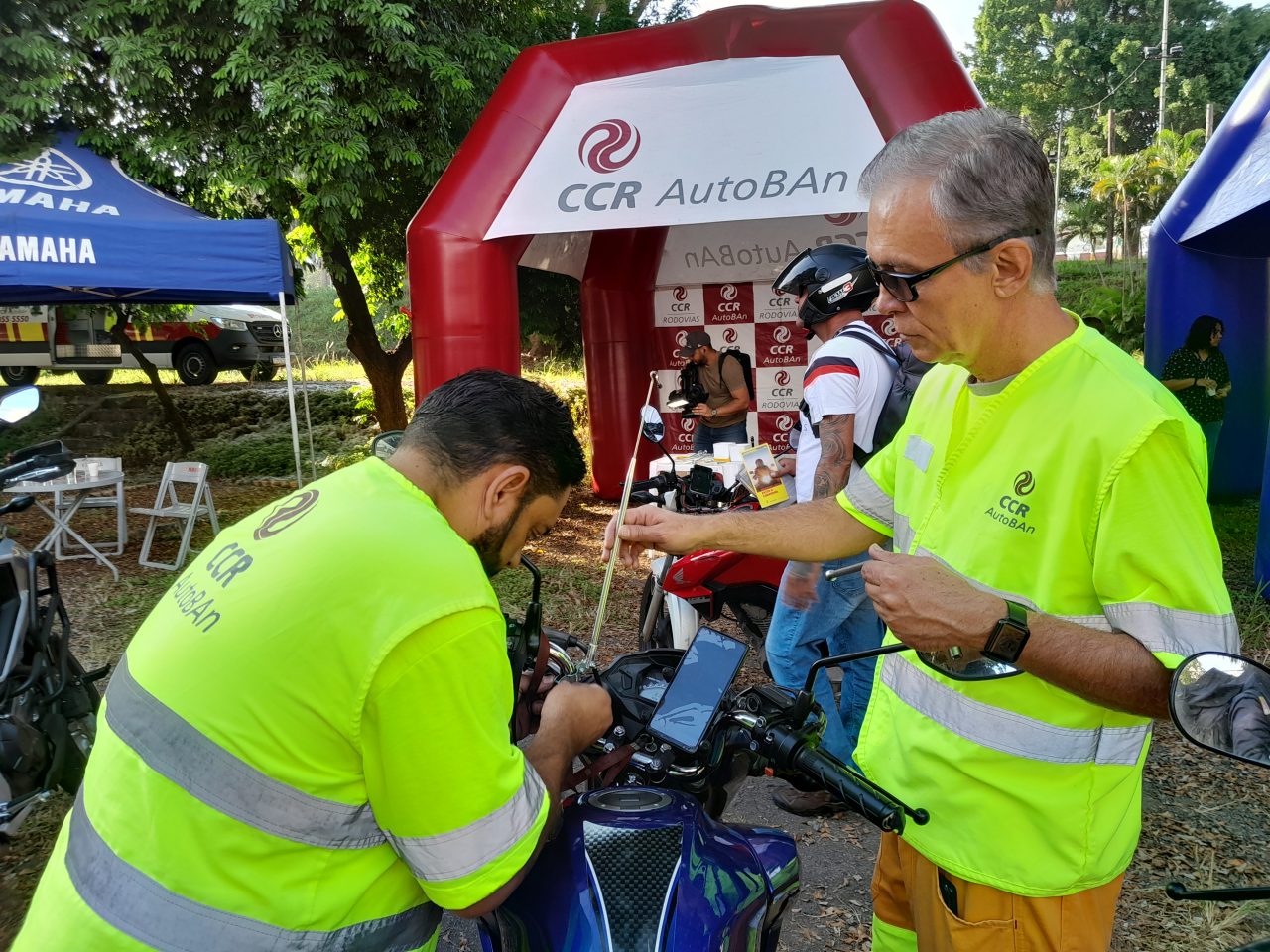 Prevenção: Ação com motociclistas na Rodovia Anhanguera distribuiu 300 antenas corta-pipa nesta quarta