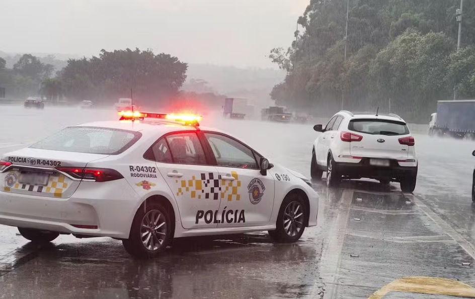 Polícia Rodoviária apreende na Bandeirantes carro que tem 136 multas não pagas