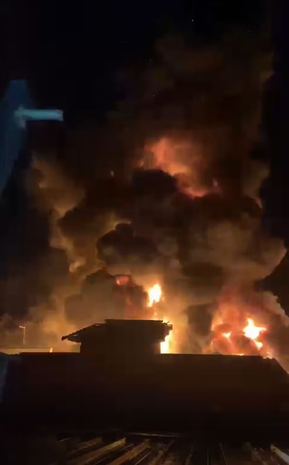 Barracão pega fogo durante madrugada em Mogi Guaçu