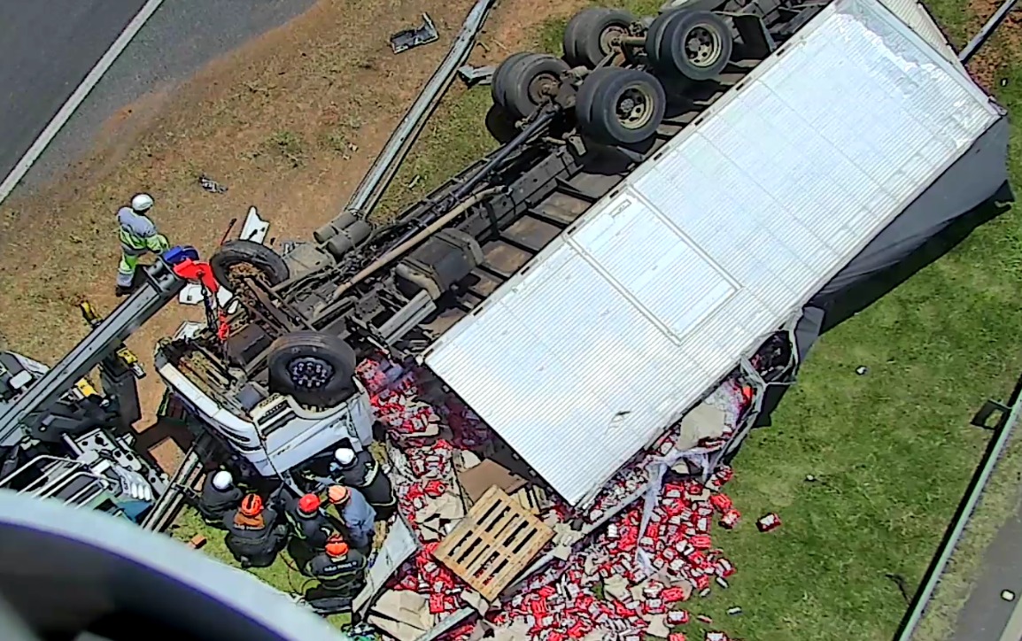 Caminhão carregado com carga de cerveja tomba na Rod. Magalhães Teixeira 