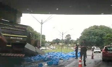 Carga de galões de água cai após acidente entre caminhão e máquina na Lix da Cunha 