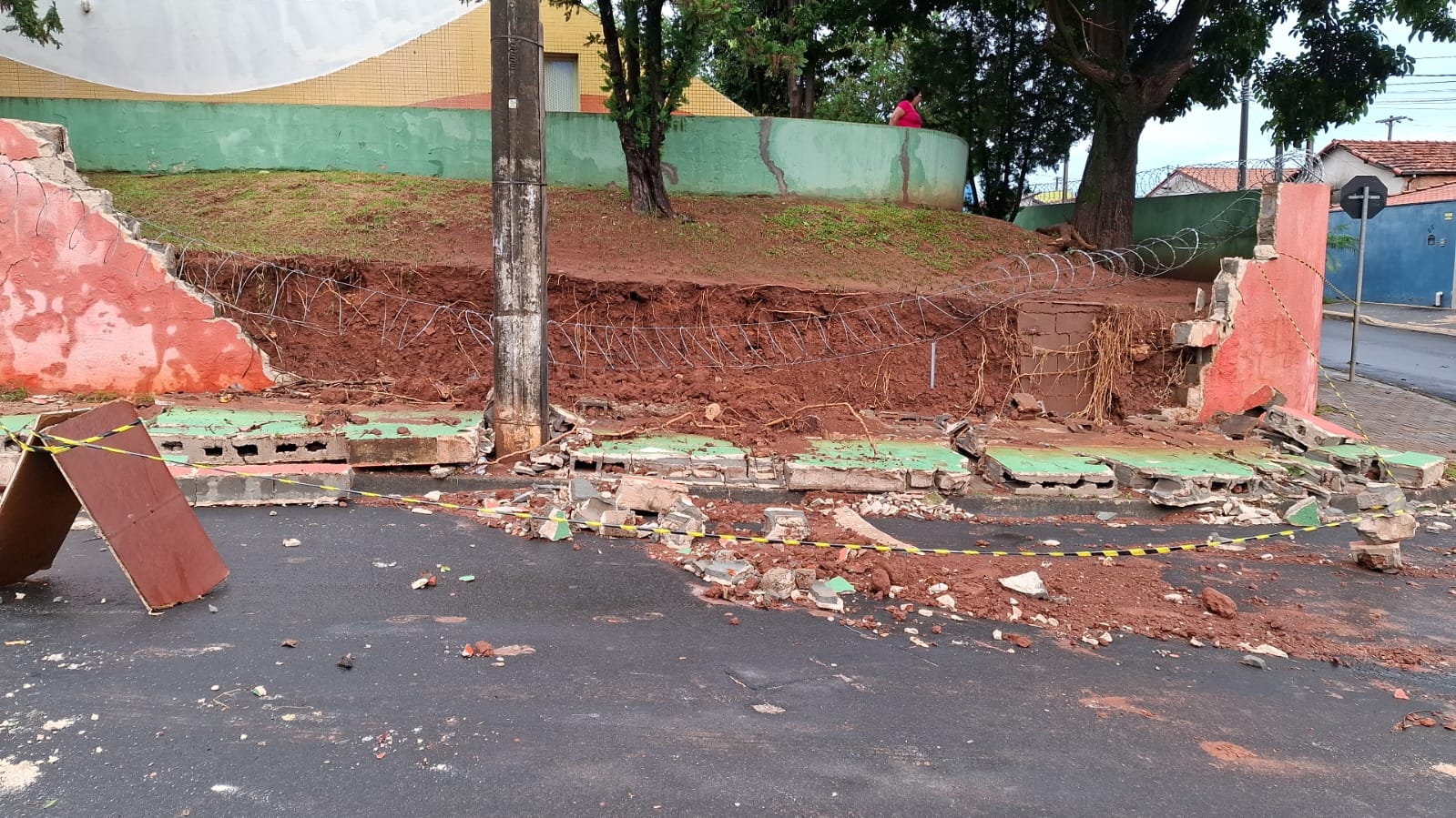 Chuva da madrugada derruba muros e causa problemas em Mogi Guaçu e Mogi Mirim