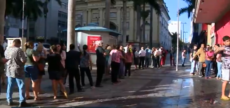 Consumidores formam fila em liquidação de loja de departamento em Campinas
