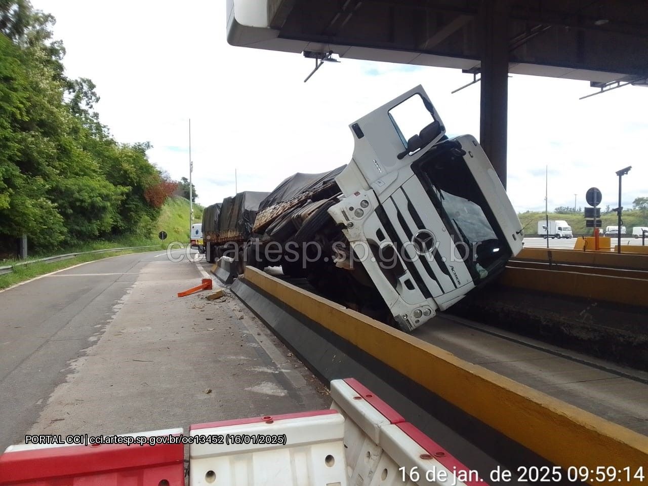 Faixas de pedágio são bloqueadas na Rod. dos Bandeirantes após acidente com carreta 