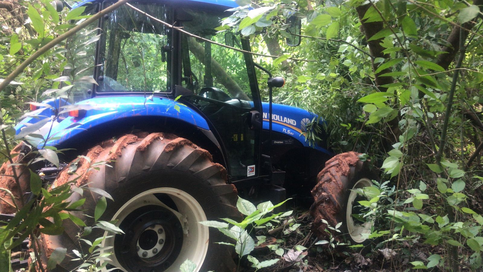 Retroescavadeira e tratores são furtados em Americana 