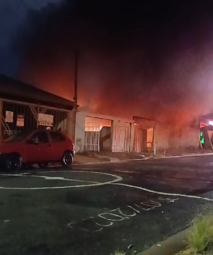 Incêndio atinge terreno onde estavam 20 veículos em Americana; todos foram destruídos