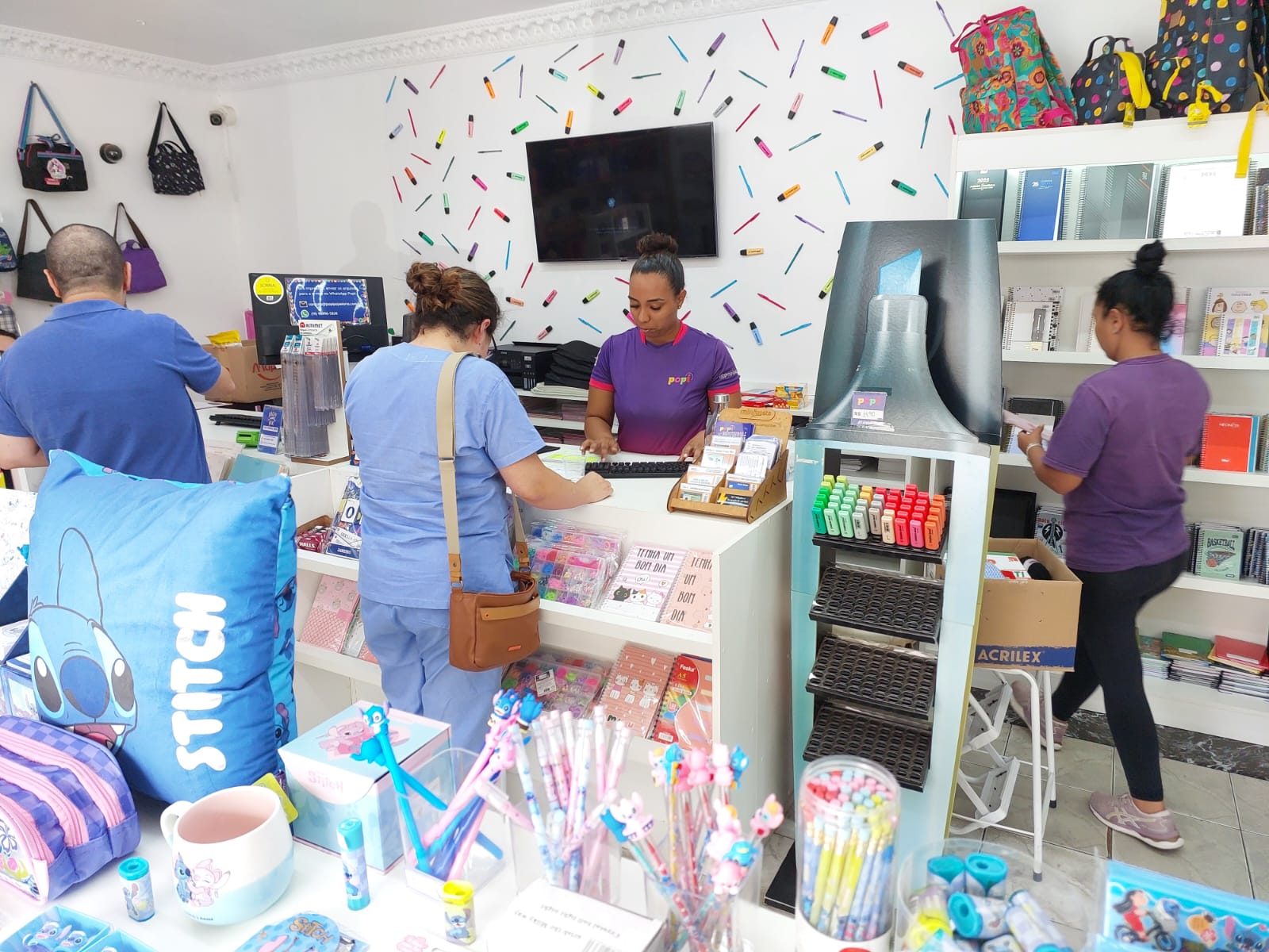 Materiais escolares estão mais caros e movimento em papelarias segue intenso até volta às aulas