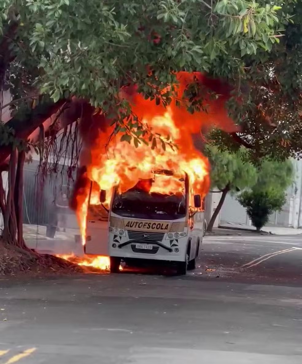 Micro-ônibus fica destruído após incêndio em Campinas