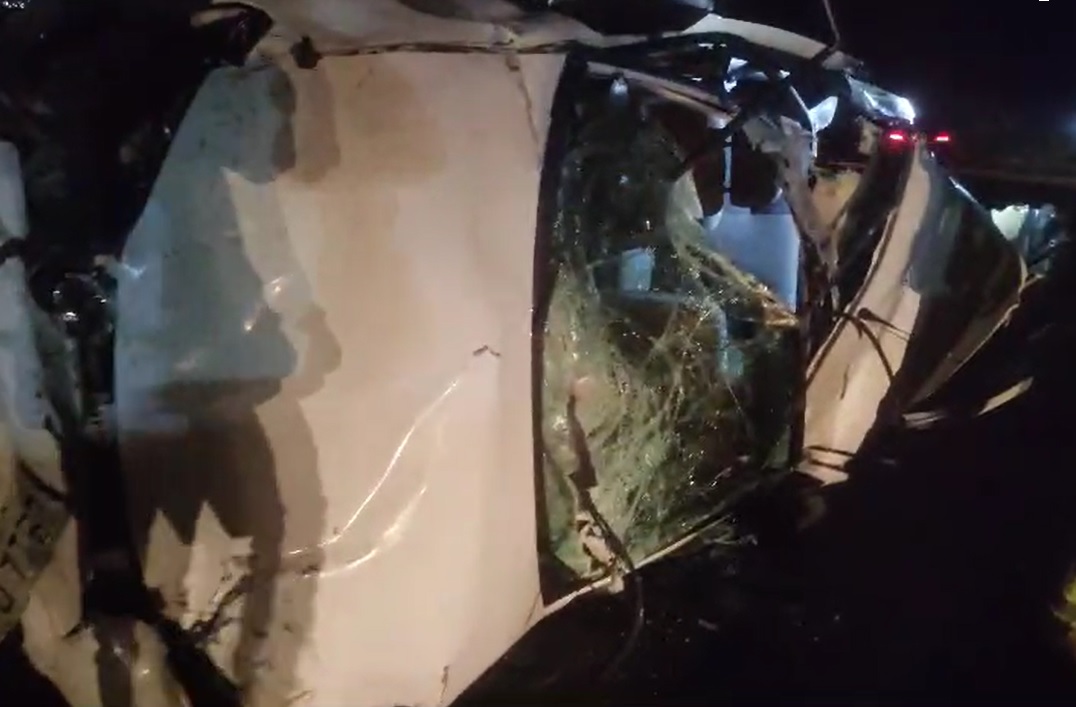 Mulher é lançada para fora de veículo após colisão na Rodovia Anhanguera