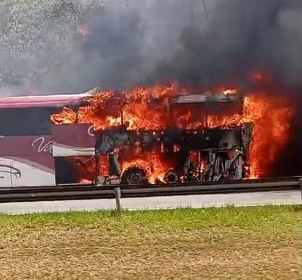 Ônibus pega fogo na Rodovia D. Pedro e provoca congestionamento