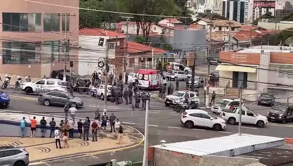 Perseguição policial bloqueia trânsito na Avenida Andrade Neves